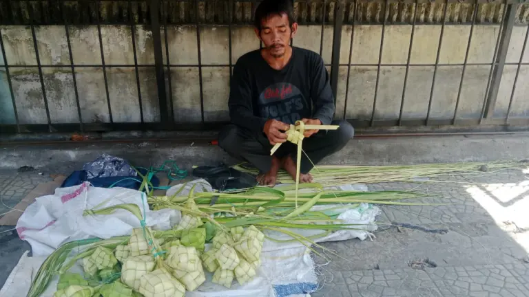 Perantau Asal Cikalong Jual Ketupat di Pasar Kosambi, Bertahan di Emperan Demi Rezeki Lebaran Perantau Asal Cikalong Jual Ketupat di Pasar Kosambi, Bertahan di Emperan Demi Rezeki Lebaran