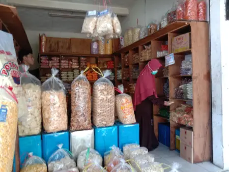 Dean (24), penjaga toko camilan di Jalan A.H. Nasution, Kota Bandung