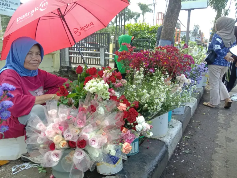 Yati (64) pedagang bunga musiman jelang lebaran di Jl. A.H. Nasution, Ujung Berung, Kota Bandung