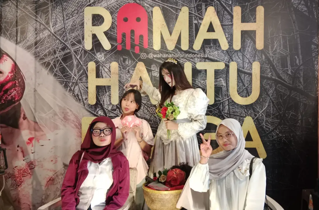 Sejumlah pengunjung berfoto di rumah hantu braga
