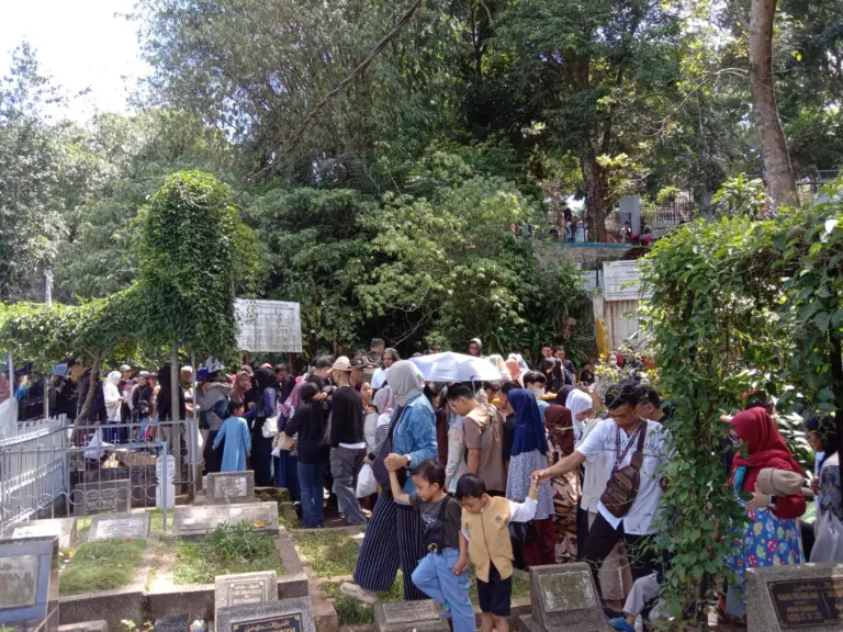 Kepadatan peziarah di TPU Cikutra, Kota Bandung, yang mencapai puncaknya pada hari kedua lebaran Idulfitri 1447 H, Minggu (22/3/2026)