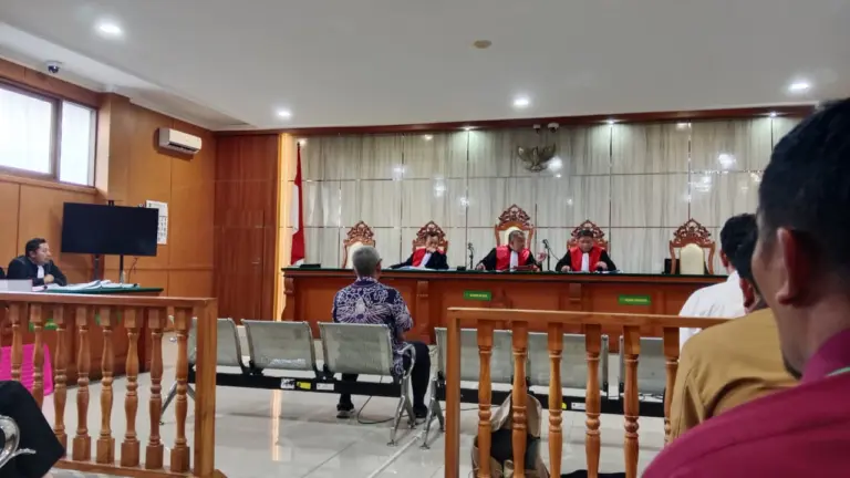 Saksi Muhammad Riswanto, yang menjabat sebagai Ketua Kelompok Kerja (Pokja) dalam proses lelang proyek pembangunan Gedung Setda Cirebon (Sarah/Koran Mandala)