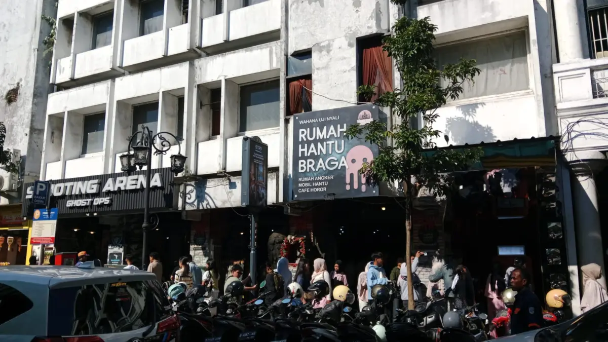 Sejumlah wisatawan luar daerah memadati kawasan rumah hantu bandung