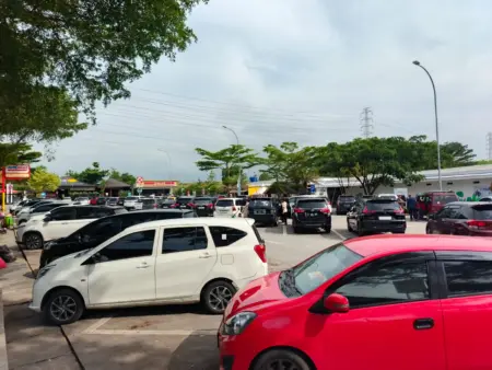 Rest Area KM 88A Jadi Favorit Pemudik Arus Balik Sejumlah kendaraan pemudik memadati Rest area KM 88 A dari arah Jakarta menuju Bandung