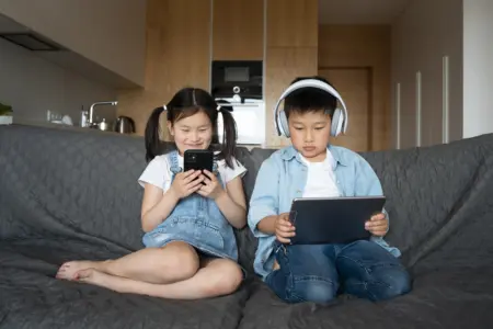 Pembatasan Medsos Picu “Sakau Digital” pada Anak, Ini Kata Psikolog Ilustrasi anak bermain handphone (freepik.com)