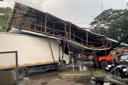 Reklame Kembali Roboh, Audit Struktur Wajib Dilakukan Papan Reklame Ambruk di jalan Buah Batu (Foto: Istimewa)