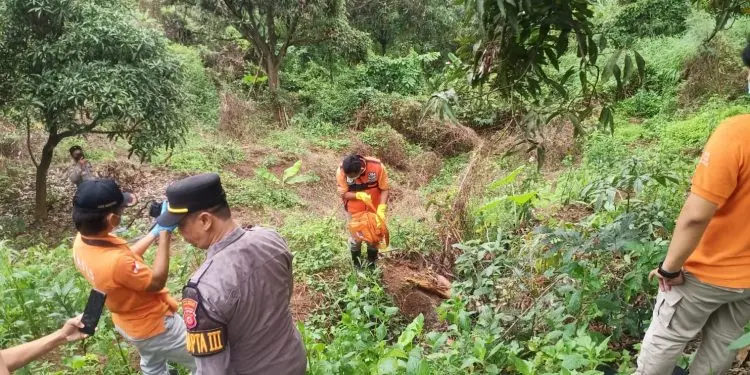 Mayat Membusuk Ditemukan di Hutan Gunung Pasir Maja, Polisi Pastikan Identitas Korban Mayat Membusuk Ditemukan di Hutan Gunung Pasir Maja, Polisi Pastikan Korban Lansia yang Sempat Dilaporkan Hilang