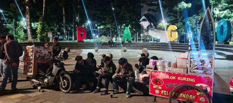 Dokter Ungkap Membaca 4 Buku Setahun Bisa Turunkan Risiko Stres dan Depresi Suasana para pengunjung Lapak Baca Buku Gratis