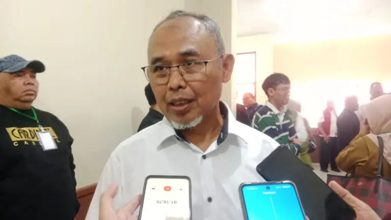 Salah satu terdakwa Ketua Harian Kwarcab Pramuka Kota Bandung Deni Nurhadiana Hadimin (Sarah/Koran Mandala)