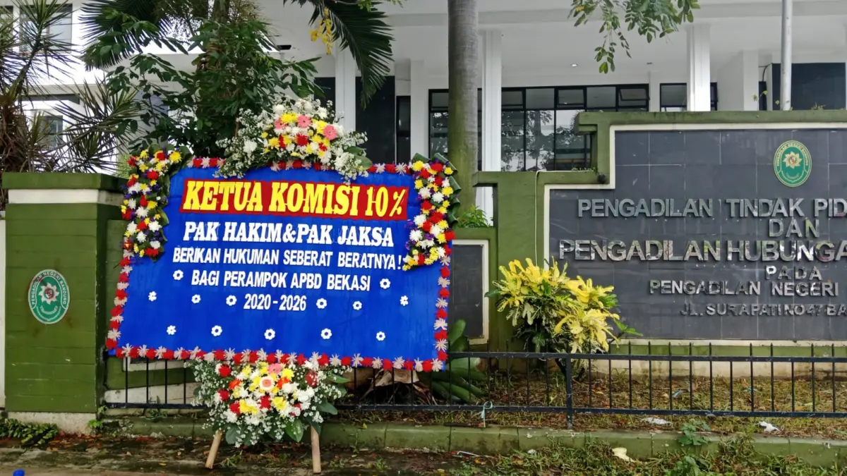 karangan bunga terpajang di area pengadilan,Tindak Pidana Korupsi (Tipikor) Bandung Rabu, (8/4/2026)