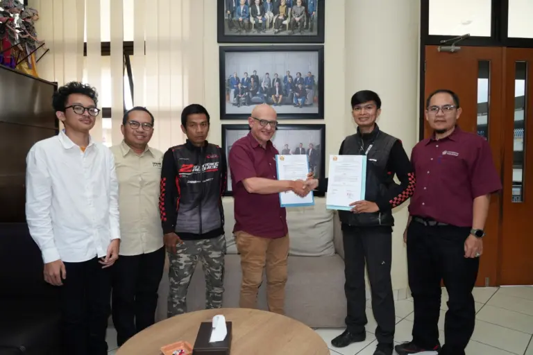Unpad dan Ojol Jatinangor Capai Kesepakatan, Akses Masuk Gerbang D Kembali Dibuka Pihak Unpad dan perwakilan ojol bersalaman usai penandatanganan Surat Kesepakatan Bersama tentang Akses Masuk dan Keluar Kawasan Unpad Kampus Jatinangor di Gedung Rektorat Unpad Jatinangor, Selasa (7/4/2026) (Dok. Unpad)