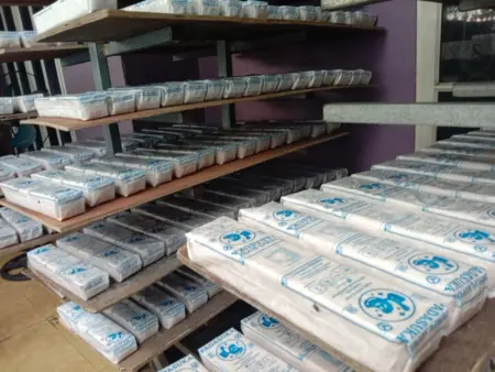 Farhan Akui Tak Berdaya Kendalikan Harga Kedelai, Perajin Diminta Lebih Efisien Produk tempe di salah satu rumah produksi tempe di Cibiru Hilir, Kab. Bandung.