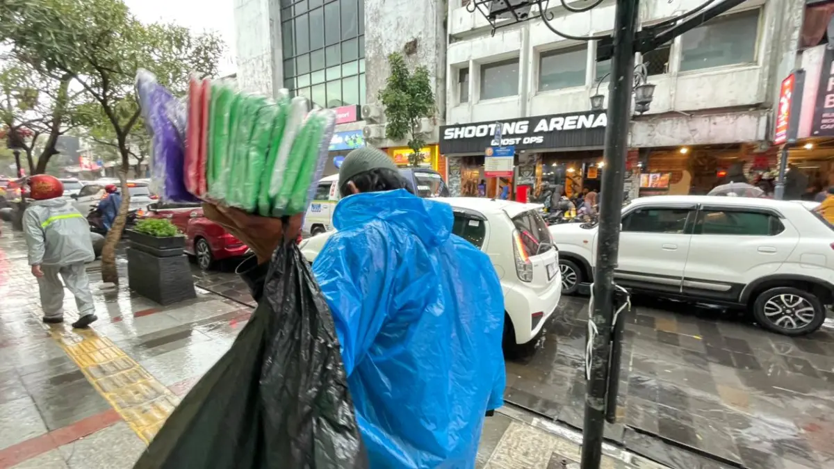 Penjual Jas Hujan di Braga Bandung (Sarah/Koran Mandala)