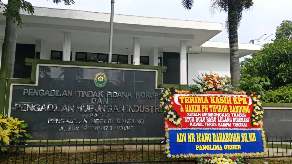 karangan bunga terpajang di area pengadilan,Tindak Pidana Korupsi (Tipikor) Bandung Rabu, (8/4/2026)