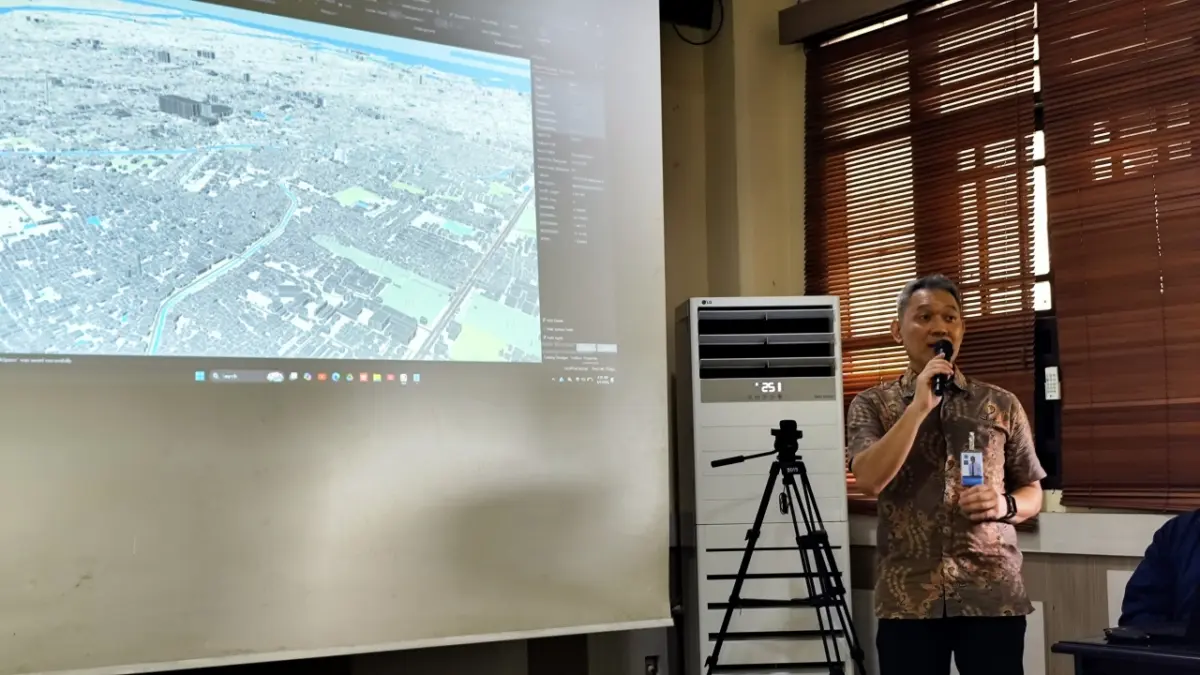 Dr.Budhy Soeksmantono dari PIDS ITB menyampaikan materi pada Workshop Geospasial di Makassar 8 April 2026