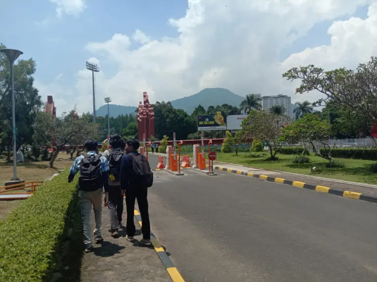 Bukan Hanya Ojol, Mahasiswa Ikut Protes Sistem Gerbang QR Unpad