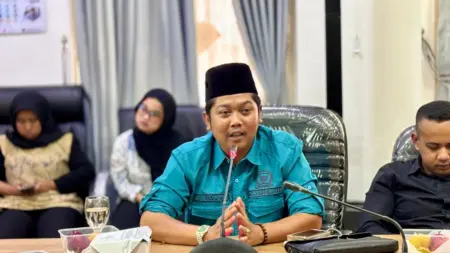 Satu Tahun LKPJ Farhan–Erwin, PKB Soroti Tata Kelola Reklame dan Ducting yang Belum Tuntas Ketua fraksi PKB Kota Bandung AA Abdul Rozak