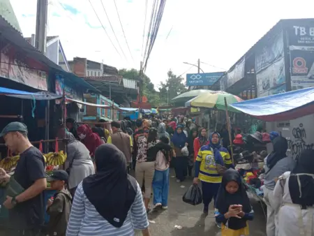 Pasar Kaget Cipadung, Ruang Transaksi Sekaligus Interaksi Warga di Minggu Pagi Suasana Pasar Kaget tiap Minggu pagi di Jl. Desa Cipadung, Kec. Cibiru, Kota Bandung