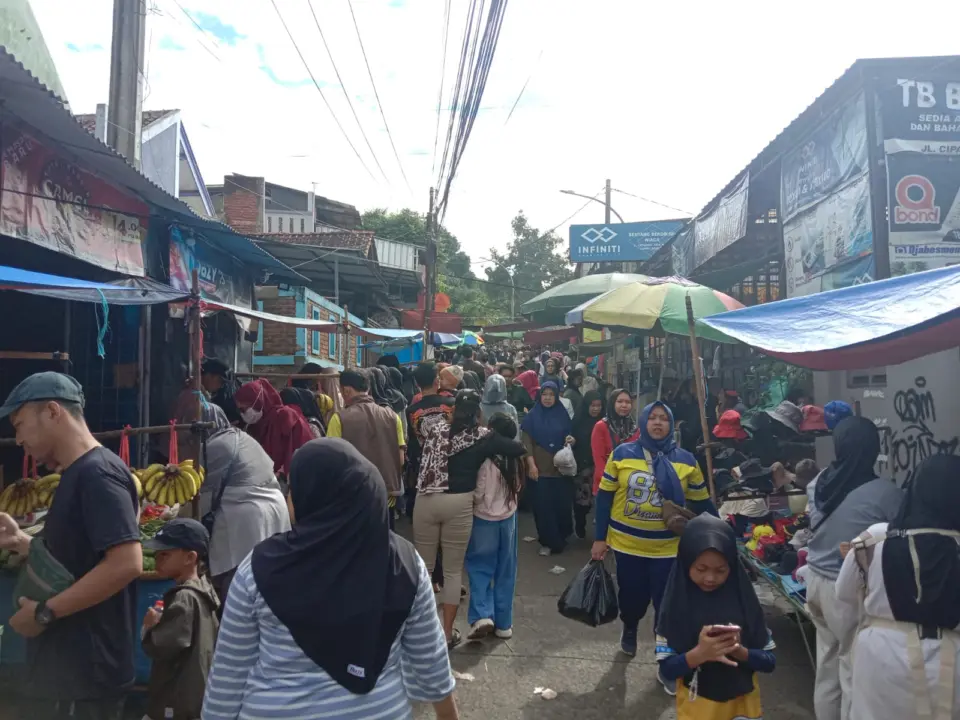 Suasana Pasar Kaget tiap Minggu pagi di Jl. Desa Cipadung, Kec. Cibiru, Kota Bandung
