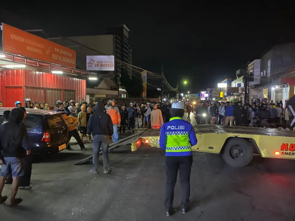 Mobil Tabrak Warung Nasi Goreng di Garut, Satu Orang Tewas