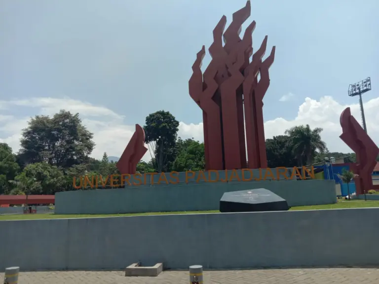 Tugu Makalangan Universitas Padjadjaran