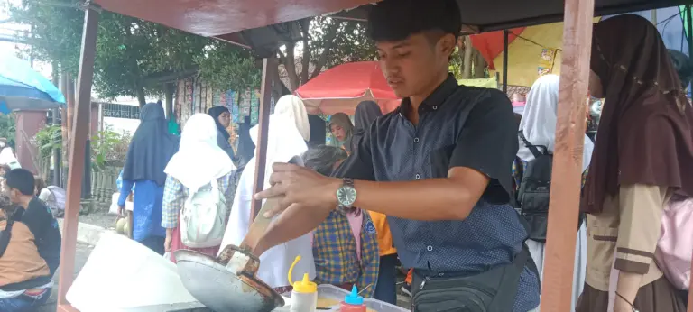 Dari Mimpi Jadi PNS ke Gerobak Cilung: Kisah AH, Pemuda Garut yang Memilih Mandiri di Tengah Sulitnya Lapangan Kerja Dari Mimpi Jadi PNS ke Gerobak Cilung: Kisah AH, Pemuda Garut yang Memilih Mandiri di Tengah Sulitnya Lapangan Kerja