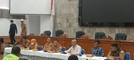 DPRD Garut Laksanakan Audensi Tenaga Sukarelawan Pengangkut Sampah Dengan DInas Lingkungan Hidup Kejelasan Status Iman Ali Rahman Anggota DPRD Garut menerima Audensi Tenaga Sukarelawan Pengangkut Sampah Dengan DLH di Gedung DPRD Garut
