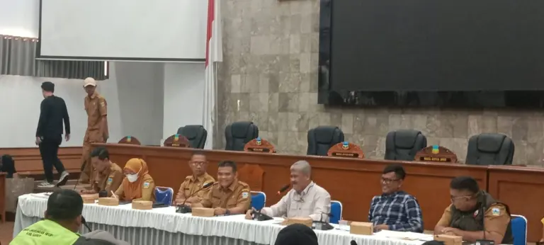 DPRD Garut Laksanakan Audensi Tenaga Sukarelawan Pengangkut Sampah Dengan DInas Lingkungan Hidup Kejelasan Status Iman Ali Rahman Anggota DPRD Garut menerima Audensi Tenaga Sukarelawan Pengangkut Sampah Dengan DLH di Gedung DPRD Garut
