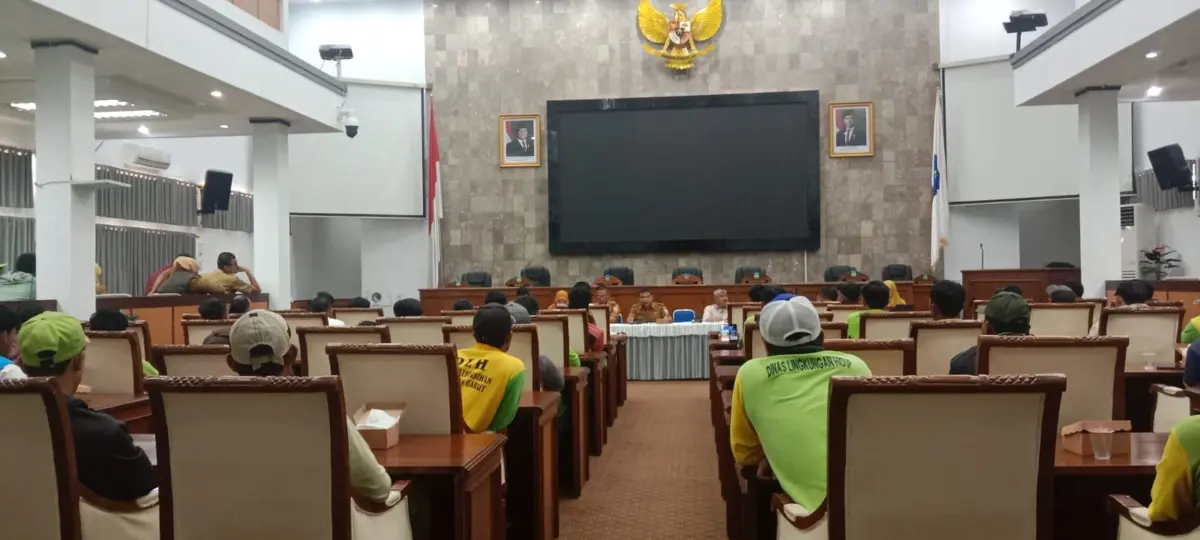 Tenaga sukarelawan kebersihan menuntut kejelasan status ke Dinas Lingkungan Hidup