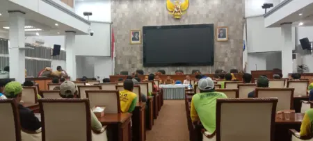 Tenaga sukarelawan kebersihan menuntut kejelasan status ke Dinas Lingkungan Hidup