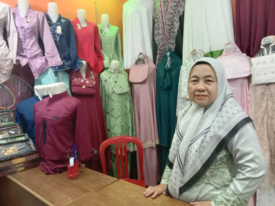 Eni (51), pedagang busana muslim di lantai basement Pasar Baru Trade Center, Kota Bandung