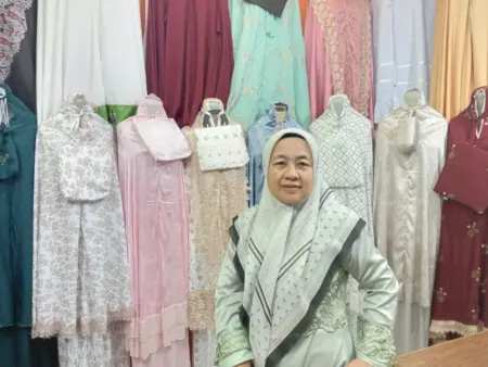 Turis Asing Ramai, Pembeli Sepi: Pedagang Pasar Baru Soroti Peran Guide Eni (51), pedagang busana muslim di lantai basement Pasar Baru Trade Center, Kota Bandung