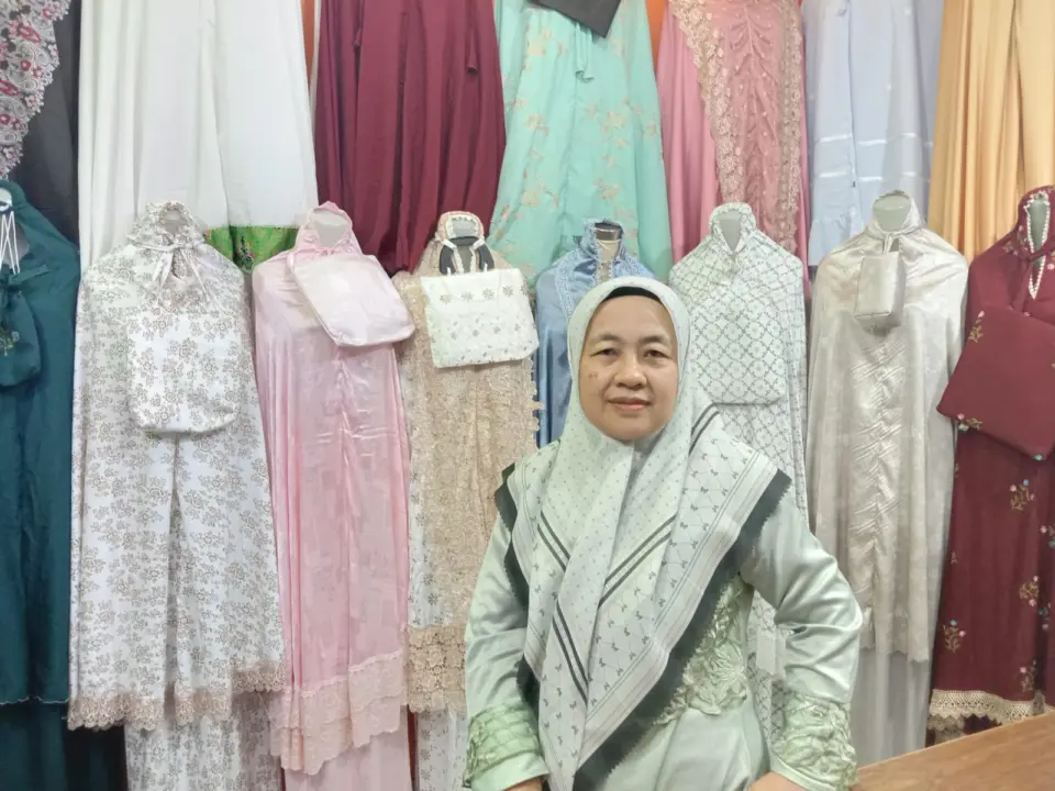 Eni (51), pedagang busana muslim di lantai basement Pasar Baru Trade Center, Kota Bandung