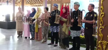 Luncurkan “Pekka Bersinar”, Pemkot Bandung Dukung Kemandirian Perempuan Kepala Keluarga Simbolis peluncuran program Pemkot Bandung "Pekka Bersinar" pada acara Peringatan Hari Kartini ke-147 di Pendopo Kota Bandung, Selasa (21/4/2026)