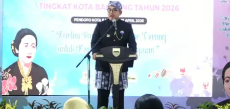 Farhan “Curhat” Beban Operasional Membengkak, Truk Sampah Bandung Dipaksa Isi Dexlite Rp23 Ribu per Liter Wali Kota Bandung, M. Farhan, dalam acara Peringatan Hari Kartini ke-147 di Pendopo Kota Bandung, Selasa (21/4/2026)