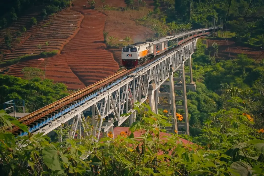Rangkaian kereta melintas di jalur Daerah Operasi (Daop) 2 Bandung (Dok. KAI Daop 2 Bandung)