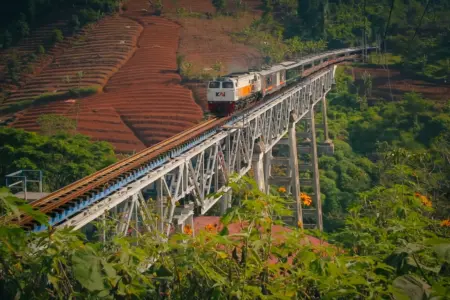 KA Sangkuriang Hubungkan Bandung-Ketapang Banyuwangi Mulai Bulan Depan Rangkaian kereta melintas di jalur Daerah Operasi (Daop) 2 Bandung (Dok. KAI Daop 2 Bandung)