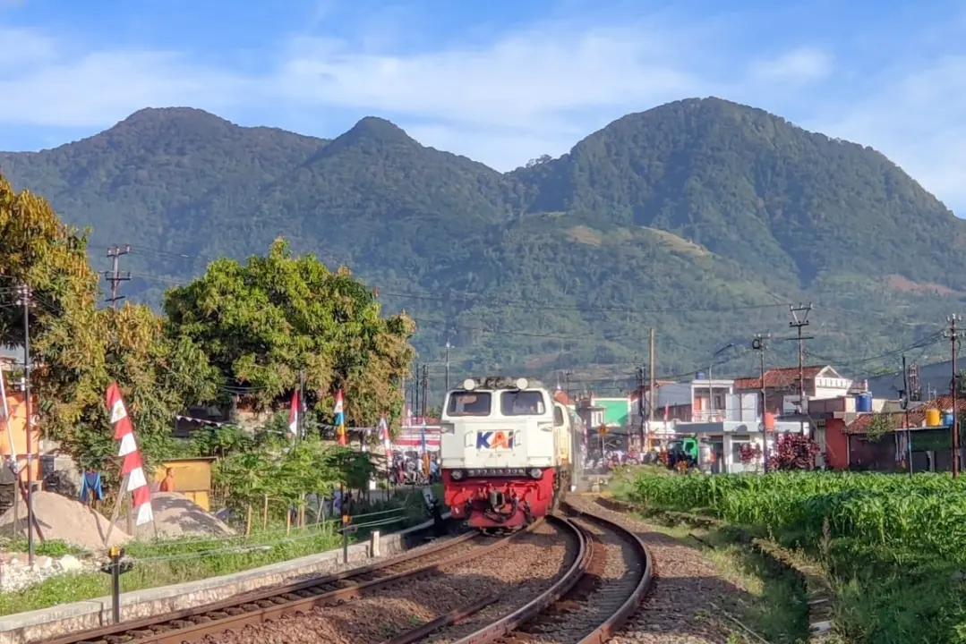 Rangkaian kereta melintas di jalur Daerah Operasi (Daop) 2 Bandung (Dok. KAI Daop 2 Bandung)