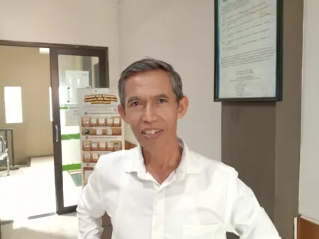 Pemberangkatan Perdana Lancar, 445 Jemaah Haji Kota Bandung 2026 Terbang ke Madinah Staff Kanwil Kemenhaj Kota Bandung, Mamat Rohimatul Hamzah