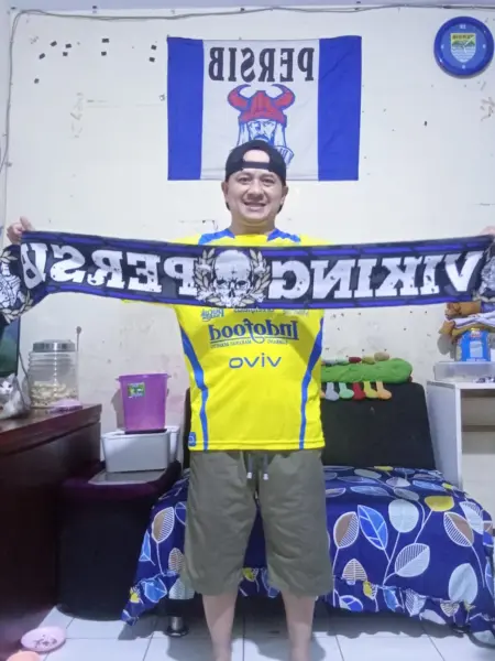 Bobotoh Waspada, Minta Persib Menang Telak Lawan Arema: “Jangan Kasih Celah!” Uus Bobotoh asal Cimahi