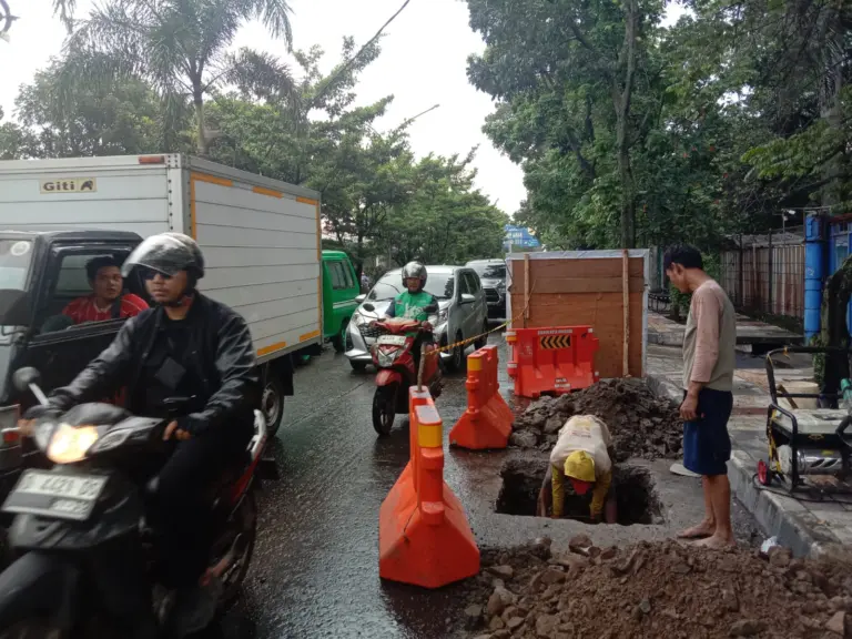 Pakar Kebijakan Publik Unpad Soroti SOP dan Pengawasan Proyek Galian Kabel di Bandung Pakar Kebijakan Publik Unpad Soroti SOP dan Pengawasan Proyek Galian Kabel di Bandung