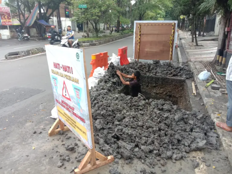 Soroti Proyek Ducting Kabel, Pakar Tata Kota ITB: Galian di Badan Jalan Tidak Dianjurkan Soroti Proyek Ducting Kabel, Pakar Tata Kota ITB: Galian di Badan Jalan Tidak Dianjurkan