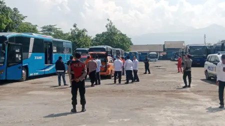 Proses evakuasi pria meninggal dunia di dalam Bus Damri, Kec. Cinambo, Kota Bandung (27/4/2026)