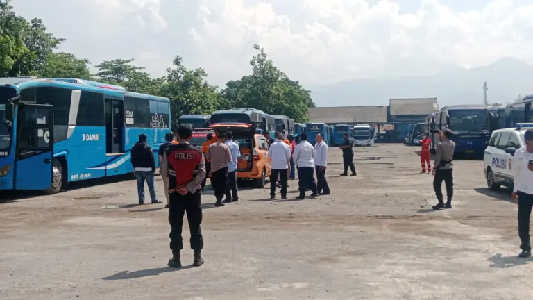 Pria Ditemukan Meninggal dalam Bus Damri Cinunuk-Kebon Kalapa, Polisi Sebut karena Sakit Proses evakuasi pria meninggal dunia di dalam Bus Damri, Kec. Cinambo, Kota Bandung (27/4/2026)