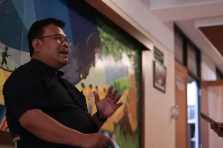 Soal Spanduk Bobotoh ‘SHUT UP KDM’ di Tribun GBLA, Ini Kata Pengamat Komunikasi Pengamat Komunikasi Publik Universitas Pasundan (Unpas), Deden Ramdan
