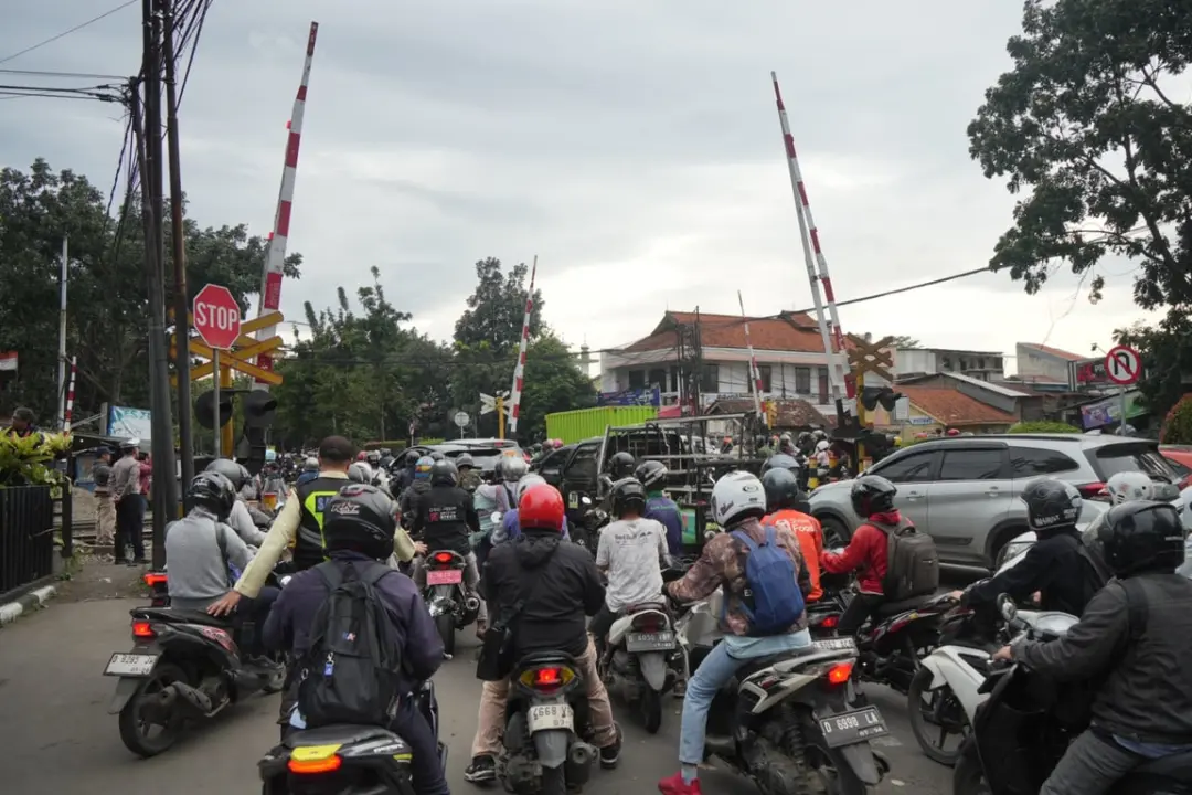 Pengemudi kendaraan melintasi perlintasan sebidang di wilayah Daop 2 Bandung (Dok. KAI Daop 2 Bandung)