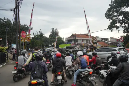 Penghapusan Pajak Kendaraan Dikritik, Pengamat Soroti Risiko Sulitnya Lacak Kendaraan Curian Pengemudi kendaraan melintasi perlintasan sebidang di wilayah Daop 2 Bandung (Dok. KAI Daop 2 Bandung)