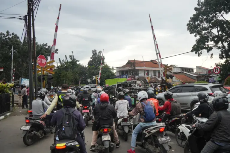 KAI Bandung Catat 20 Kejadian KA Tertemper di Awal 2026 Pengemudi kendaraan melintasi perlintasan sebidang di wilayah Daop 2 Bandung (Dok. KAI Daop 2 Bandung)