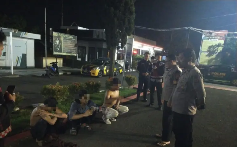 Tim Patroli Polres Garut Amankan Tiga Orang Diduga Mabuk Usai Keributan di Jalan A. Yani Garut Tim Patroli Polres Garut Amankan Tiga Orang Diduga Mabuk Usai Keributan di Jalan A. Yani Garut
