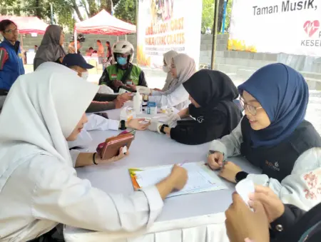 Seribu Porsi Makan Gratis Dibagikan Lazismu Jabar, Ojol hingga Petugas Kebersihan Jadi Sasaran Utama Seribu Porsi Makan Gratis Digelontorkan Lazismu Jabar, Ojol hingga Petugas Kebersihan Jadi Sasaran Utama